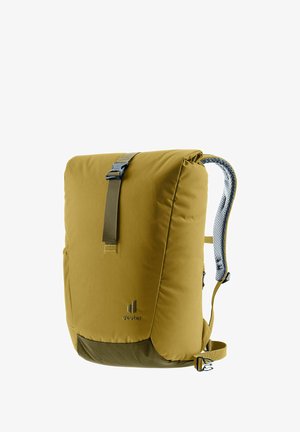 Gelber Stoff-Rucksack mit einer oberen Klappe, verstellbarem Riemen und gepolsterten Netz-Schultergurten. Verfügt über ein Logo nahe dem Boden und sandfarbene Akzente.