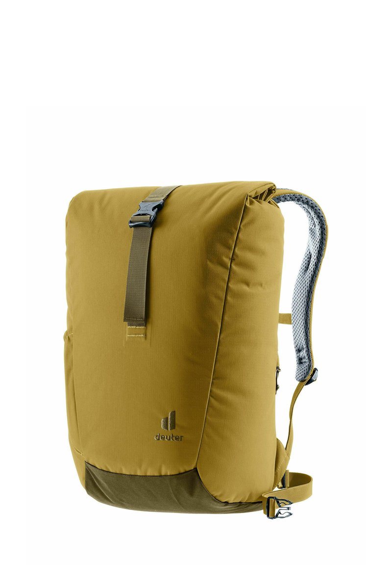 Zaino in tessuto giallo con pattina superiore, tracolla regolabile e spallacci in rete imbottita. Presenta un logo vicino alla parte inferiore e dettagli beige.