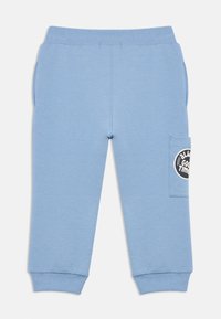 Lyseblå bomullsjoggebukser med ribbestrikket midjebånd og mansjetter, med en sidelomme som har et sirkulært svart og hvitt "Always Good Times"-merke.