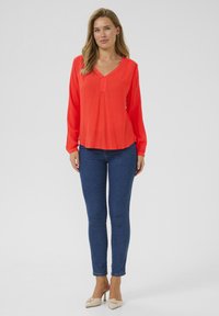 Kaffe AMBER - Blus - grenadine