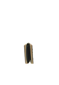 Portafoglio con cerniera, esterno in tessuto nero, cerniera beige e interno a contrasto. Forma rettangolare compatta. Caratterizzato da dettagli in metallo dorato.