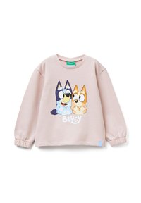 Felpa per bambini di colore rosa chiaro con cani cartone animato blu e arancioni seduti uno accanto all'altro e la scritta "Bluey" sotto di loro.