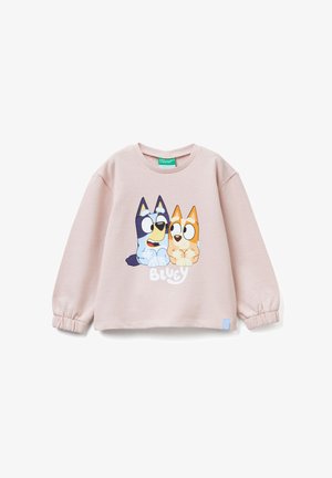 Světle růžová dětská mikina s kreslenými modrými a oranžovými psy sedícími vedle sebe a slovem „Bluey“ pod nimi.