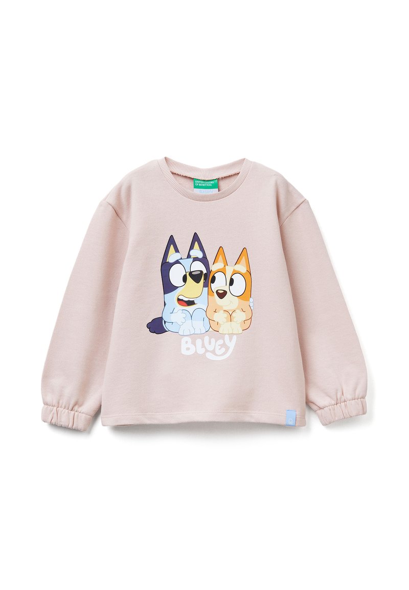 Felpa per bambini di colore rosa chiaro con cani cartone animato blu e arancioni seduti uno accanto all'altro e la scritta "Bluey" sotto di loro.