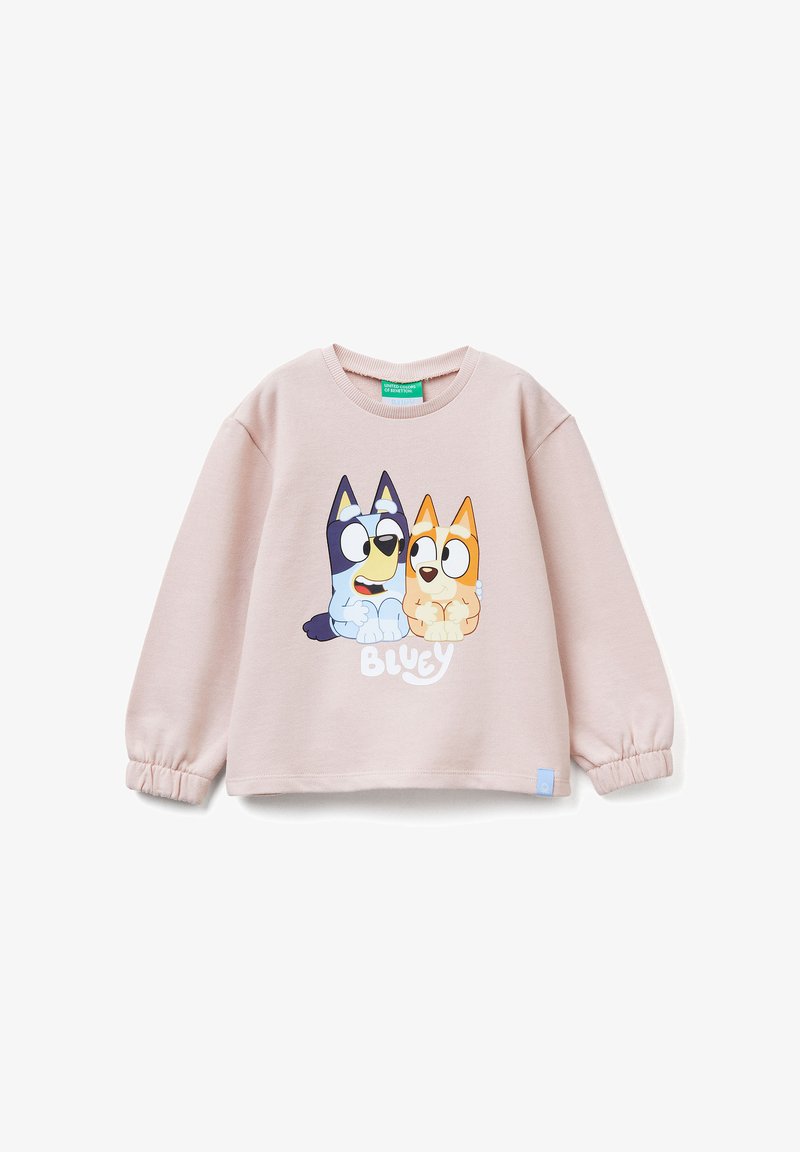 Felpa per bambini di colore rosa chiaro con cani cartone animato blu e arancioni seduti uno accanto all'altro e la scritta "Bluey" sotto di loro.