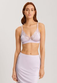 Bralette ungu muda dengan lapisan renda, tali tipis yang dapat disesuaikan, dan kain yang halus. Dipadukan dengan rok satin serasi.