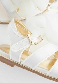 Baker by Ted Baker ORGANZA BOW - Beebijalatsid - ivory