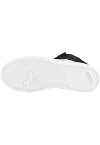 Czarny sneaker z białą gumową podeszwą, ozdobiony teksturowanymi wzorami i logo po boku. Rzep dla pewnego zapięcia.