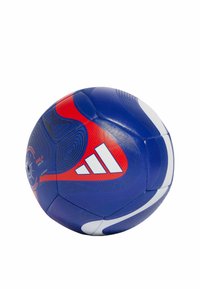 El balón de voleibol de Adidas presenta una textura azul con acentos rojos, tres franjas blancas y una forma esférica, diseñado para la durabilidad y el agarre.