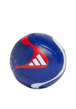 El balón de voleibol de Adidas presenta una textura azul con acentos rojos, tres franjas blancas y una forma esférica, diseñado para la durabilidad y el agarre.