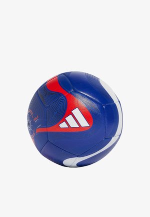 El balón de voleibol de Adidas presenta una textura azul con acentos rojos, tres franjas blancas y una forma esférica, diseñado para la durabilidad y el agarre.