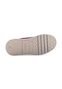 Zool van bordeauxrode schoen met een gestructureerde beige buitenzool, diepe groeven nabij de teen, maat 4½, en de merknaam "Gabor" zichtbaar.