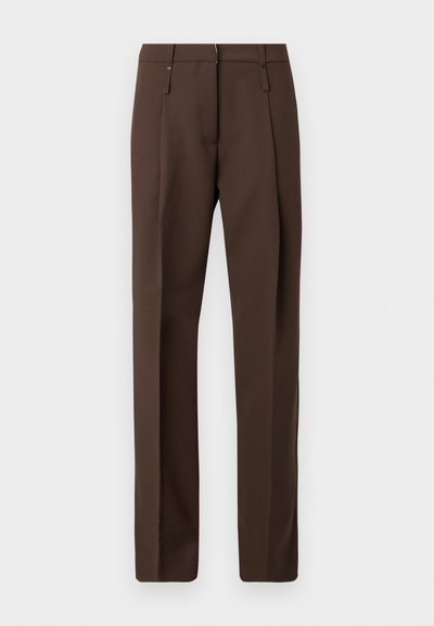 Καφέ ραμμένο παντελόνι με ίσια γραμμή, θηλιές για ζώνη και ραφές στο μπροστινό μέρος, σε απλό λευκό φόντο.