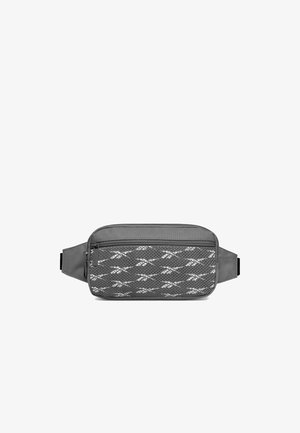 Riñonera gris con bolsillo frontal con cremallera que presenta una superposición de malla y logos blancos repetidos de Reebok, correa ajustable a cada lado.