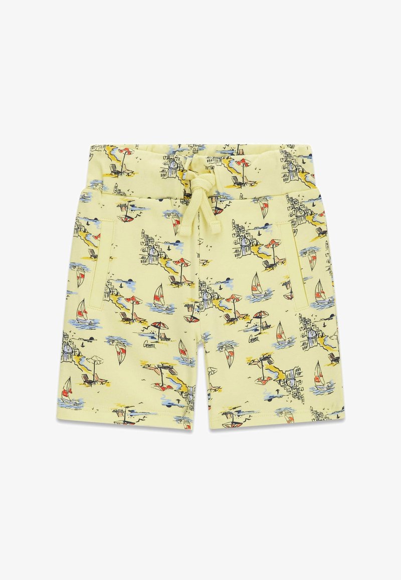 Shorts jaunes à cordon de serrage avec poches, présentant un motif coloré de bord de mer avec des voiliers, des parasols et des bâtiments côtiers.