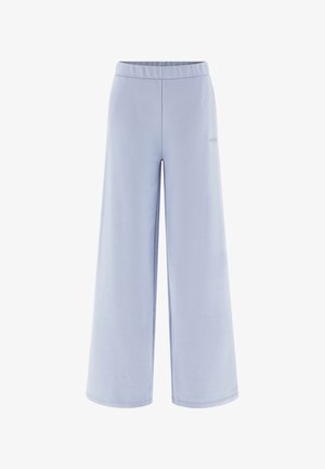 Lichtblauwe wijde broek met elastische tailleband, gemaakt van zachte stof, met een subtiel logo langs de linkerkant.