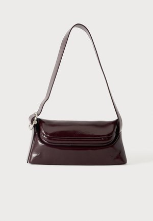 Bolso bandolera de cuero burdeos oscuro con cierre de solapa y una correa ajustable delgada, exhibido sobre un fondo claro y liso.