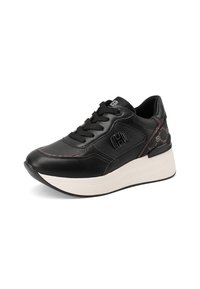 Zapatilla de cuero negra con suela blanca gruesa, diseño con cordones, talón texturizado y sutiles acentos de costura marrón y logo.