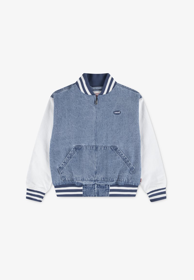 Blouson aviateur en denim avec un corps bleu clair, des manches blanches, un col et des poignets rayés bleu marine, et une poche avant. Fermeture éclair sur le devant.