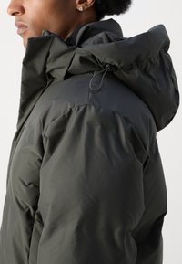 Lindbergh COAT - Ziemas mētelis - dark green