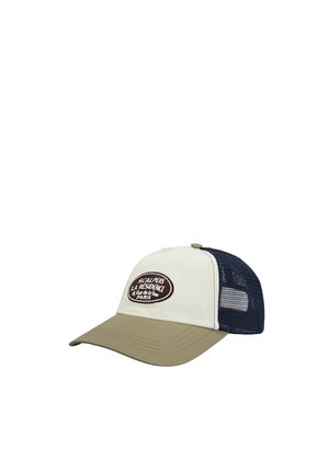 Gorra de camionero beige y blanca con malla trasera azul marino y parche frontal que dice "Scalpers La Residence 8 Rue de la Tour Paris".