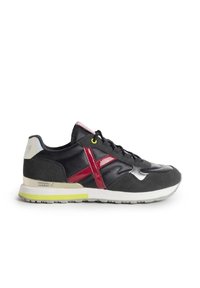 Zapatillas de ante negro y malla con acentos de cuero rojo, detalles reflectantes y una suela blanca acolchada con una franja amarilla fluorescente.