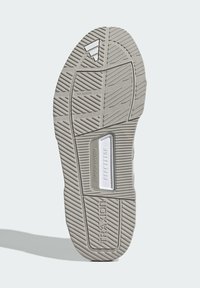 Šedá vzorovaná podešev s texturovaným gripem, se stříbrným akcentem a vyraženým textem "TORSION SYSTEM" a "REPEITOR."