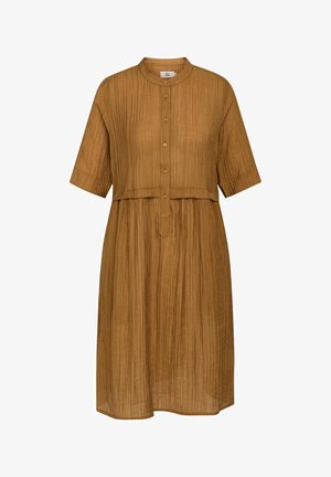Abito marrone con bottoni, realizzato in una stoffa texturizzata e stropicciata; presenta un colletto alto e maniche corte, con una silhouette a forma di A.