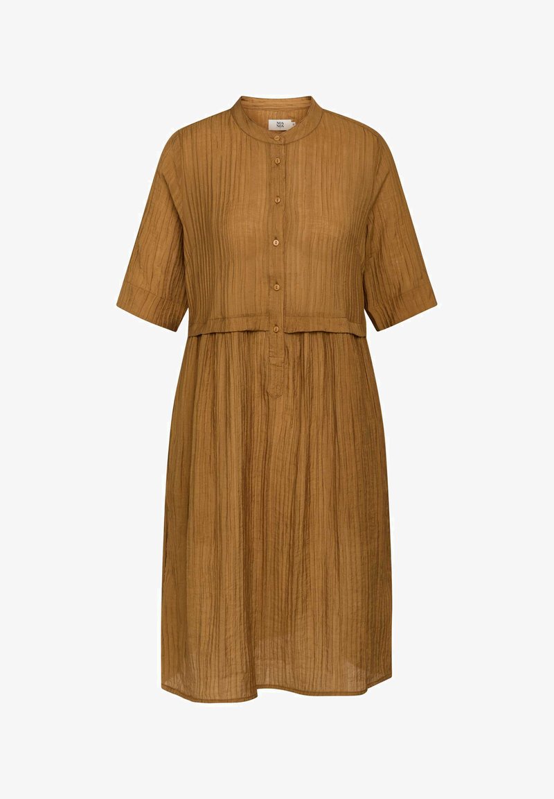 Abito marrone con bottoni, realizzato in una stoffa texturizzata e stropicciata; presenta un colletto alto e maniche corte, con una silhouette a forma di A.