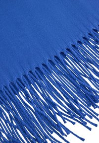 Niebieski szalik z frędzlami o gładkiej fakturze. Posiada długie, skręcone frędzle wzdłuż jednego z brzegów, tworząc dekoracyjny wzór.