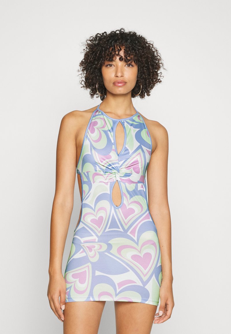 Vestido com decote halter em padrão de corações azuis, verdes e rosas. Apresenta detalhes recortados e um design ajustado com material macio e elástico.