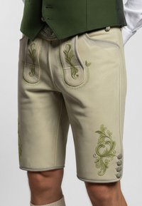Lædershorts i lys beige med grøn blomsterbroderi, sidelommer og sølvfarvede knapdetaljer. Glat tekstur og skræddersyet pasform.