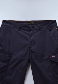 Donkere marineblauwe cargobroek met knoopsluiting, voorzakken en een opvallende patch met een vlagontwerp op de zijzak.