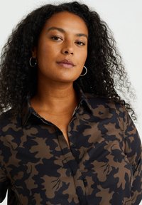 WE Fashion CURVE - Camicia - brown