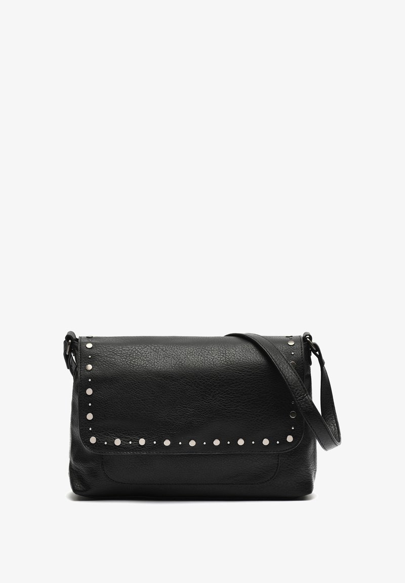 Borsa a tracolla in pelle nera con superficie texturizzata, patta di chiusura, borchie argentate lungo i bordi e una lunga tracolla regolabile.