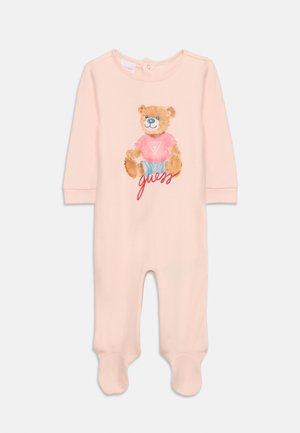 Body bébé rose clair à manches longues, pieds couverts, avec un ours en peluche portant une chemise rose et un short bleu imprimés sur le devant.