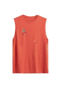 Un haut orange sans manches en tissu doux, arborant un design graphique représentant une personne sur un skateboard avec deux flèches, dont une avec une plume.