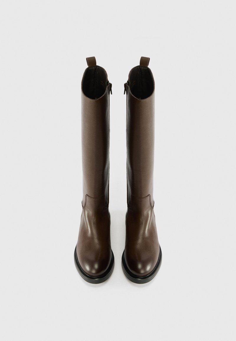 Stivali al ginocchio in pelle marrone con texture liscia, punta arrotondata e una bassa piattaforma, dotati di linguette posteriori e zip laterali per una facile calzata.