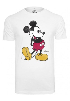 Baltas medvilninis marškinėliai su Mickey Mouse grafika, vilkinčiu raudonus šortus ir geltonus batus, su juodais ausimis ir kontūrais.