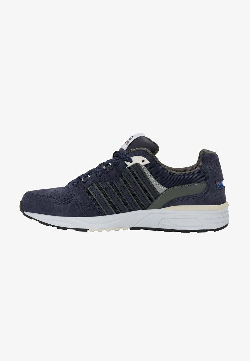 Marineblauer Wildleder- und Mesh-Sneaker mit dunkelgrauen Akzenten, weißer Sohle und kontrastierenden Schnürsenkeln. Auf der Seite befinden sich drei schwarze Streifen.