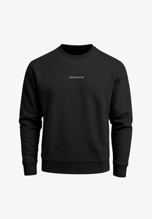 Schwarzer Pullover aus weichem Stoff mit geripptem Rundhalsausschnitt, langen Ärmeln und einem kleinen goldenen "NEVERLESS"-Logo auf der Vorderseite.