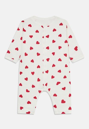Weißer Baby-Overall mit einem Muster aus roten Herzen, langen Ärmeln, einem runden Halsausschnitt und Druckknöpfen an der Vorderseite und den Beinen.