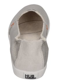 Grauer Slipper aus strukturiertem Stoffobermaterial, mit kontrastierendem Wildlederschaft und einer weißen Gummisohle. Verfügt über einen kleinen orangen Akzent nahe der Ferse.