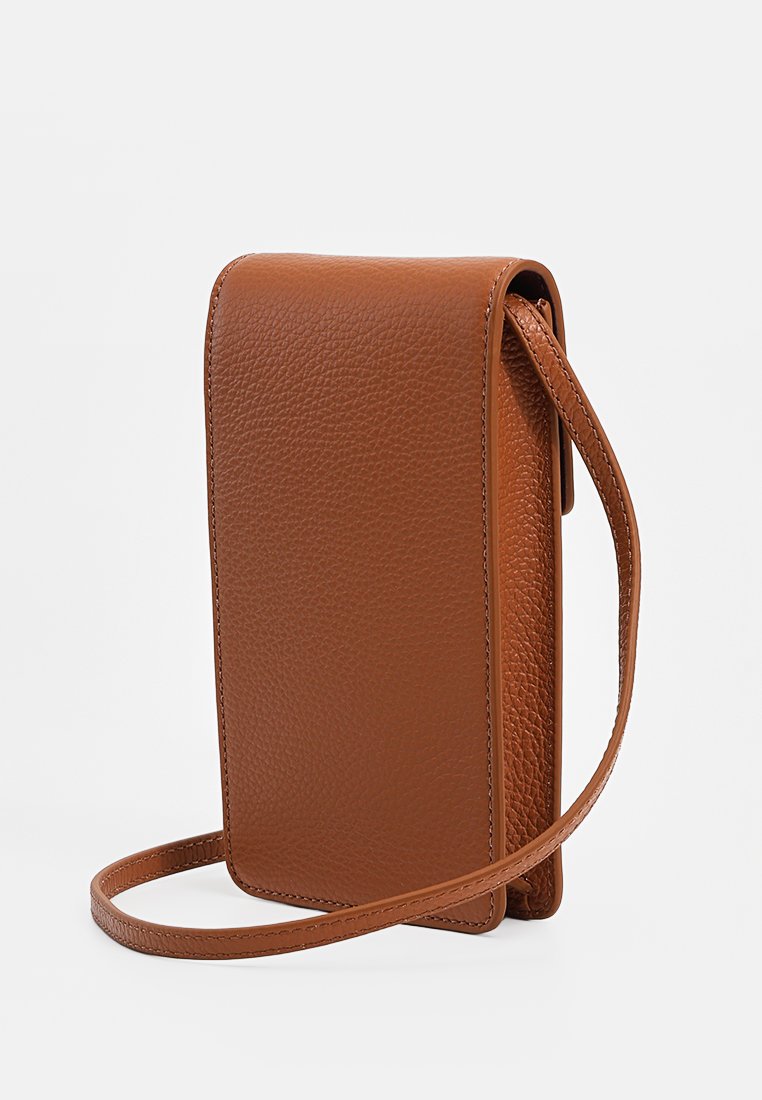 Brązowa skórzana torba na ramię o teksturowanym wykończeniu, prostokątnym kształcie i długim, cienkim pasku. Posiada zapięcie na klapę u góry.