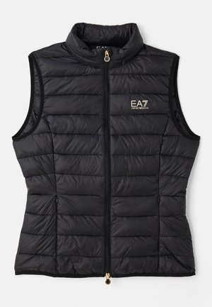 Gilet imbottito nero senza maniche con design trapuntato, colletto alto, zip frontale, dettagli in oro e logo EA7 sul lato sinistro del petto.