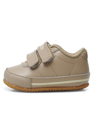 Beiga läder sneakers för småbarn med dubbla kardborreband, texturerad sida, sula av gummit och ljusa detaljer längs sulan.