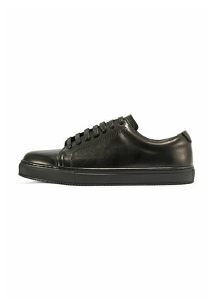 - Eleganckie buty