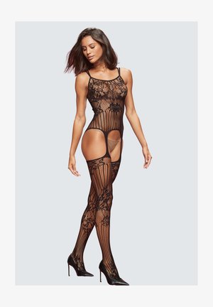 Bodysuit de renda preta com detalhes em rede, áreas transparentes, alças finas e meias-calças altas pretas com padrão correspondente.