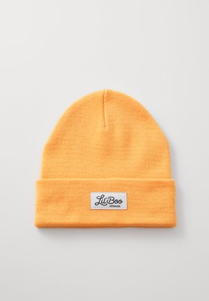 Berretto lavorato a maglia arancione con risvolto. Presenta un'etichetta bianca cucita con testo nero. Texture morbida e forma aderente. Adatto per un look casual.
