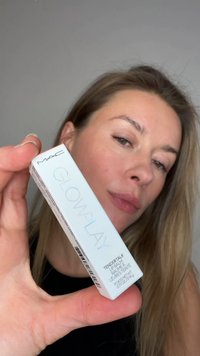 MAC Glow Play Lippenbalsam in weißer Verpackung mit irisierendem Text. Verfügt über ein elegantes Design mit einem Barcode auf der einen Seite. Größe: 0,10 oz.